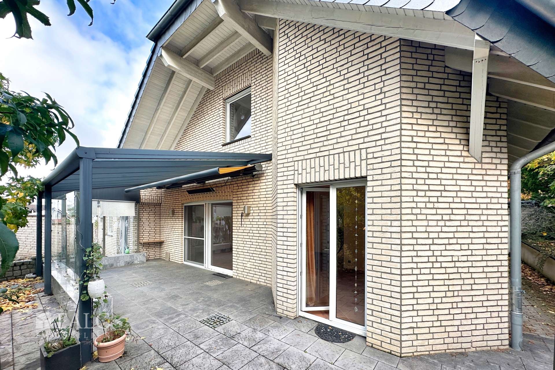 Gebäuderückseite und Terrasse